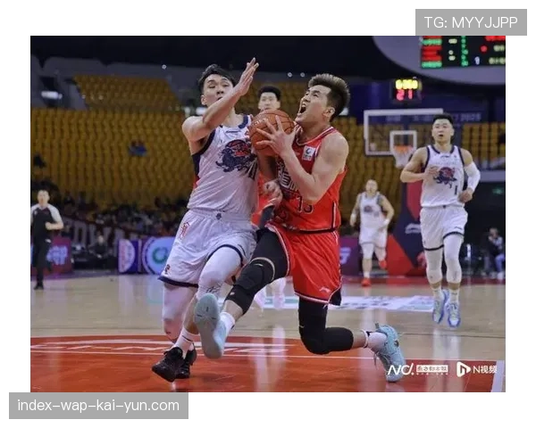 郭艾伦左膝重伤被担架抬离,广州核心伤退引发阵容危机 郭艾伦左膝重伤被担架抬离,广州核心伤退引发阵容危机